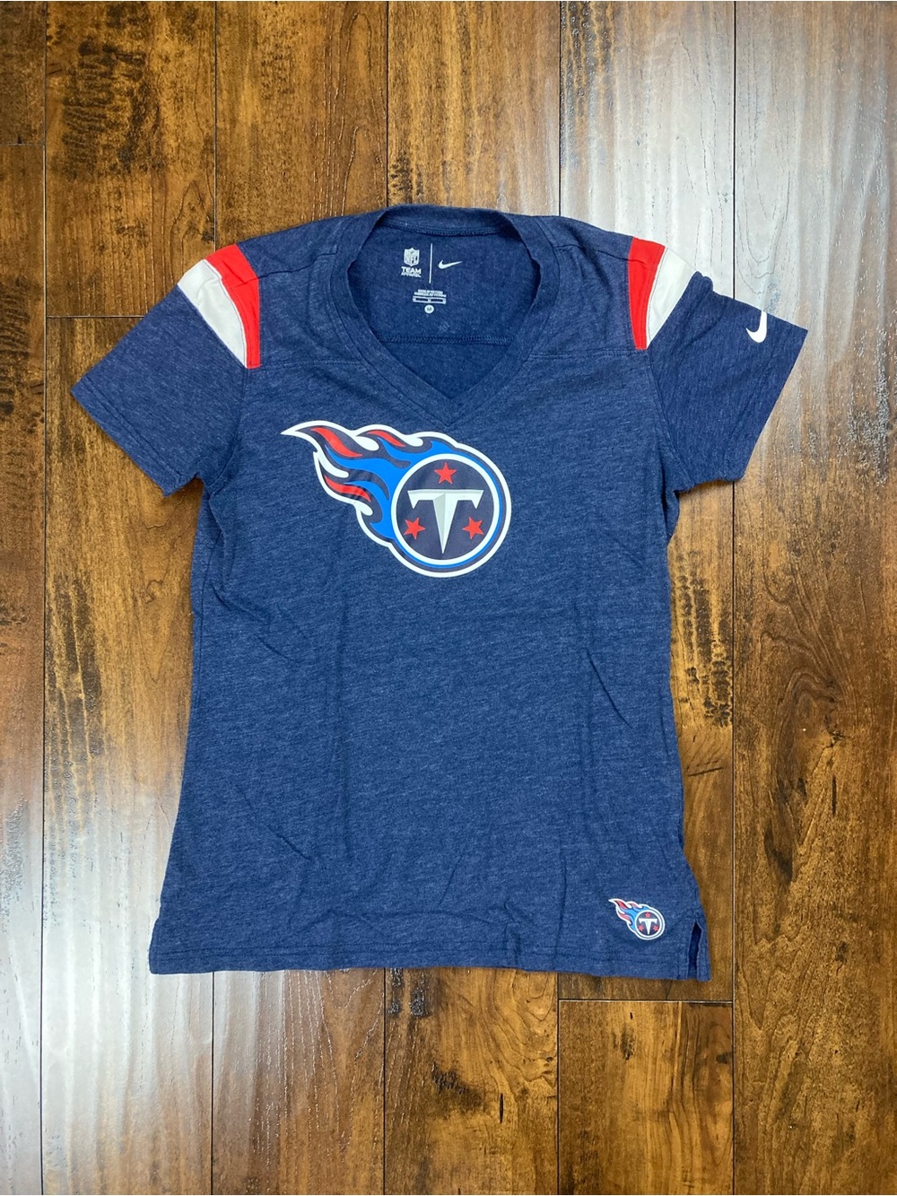 Tennessee Titans Nike T-Shirt Women's Size Medium Blue V-Neck NFL Team Apparel.